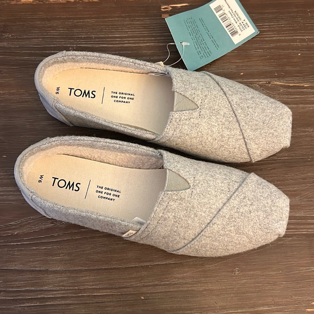 NWT TOMS Classic Grey Felt